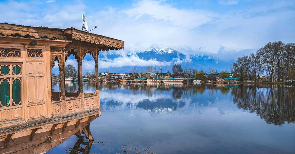 Is Staying in a Srinagar Houseboat Worth It for Families?